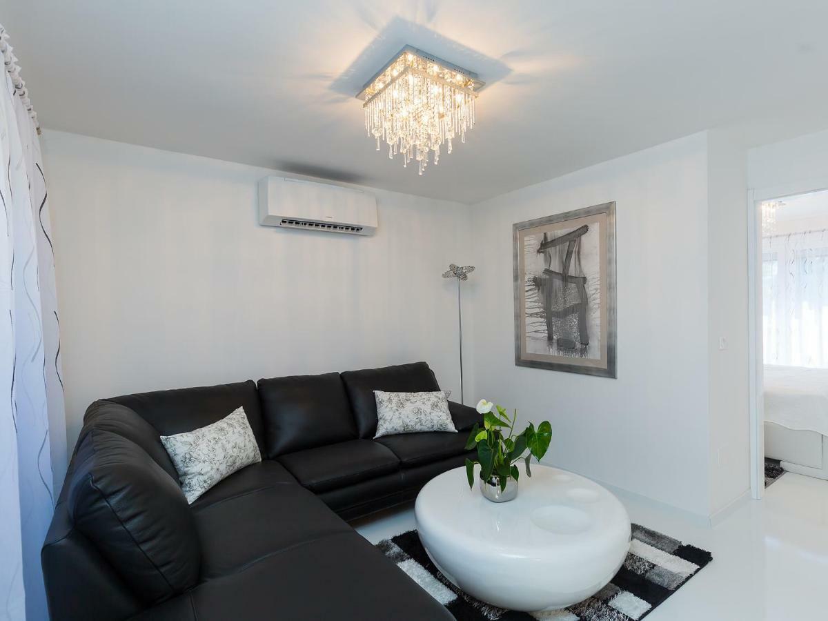 Apartmani Beril Lux Ровин Екстериор снимка