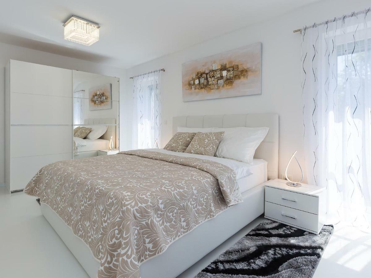 Apartmani Beril Lux Ровин Екстериор снимка
