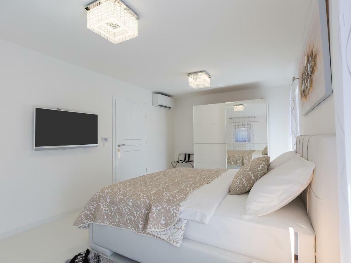 Apartmani Beril Lux Ровин Екстериор снимка